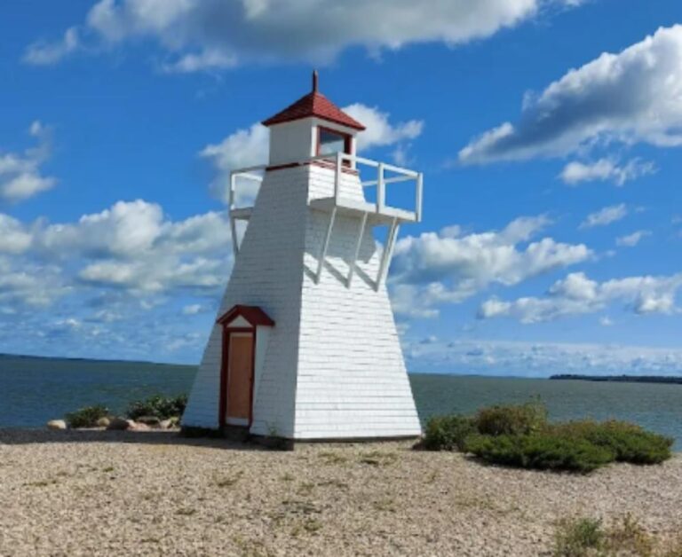 Gull Harbour Lighthouse Hecla 768x628