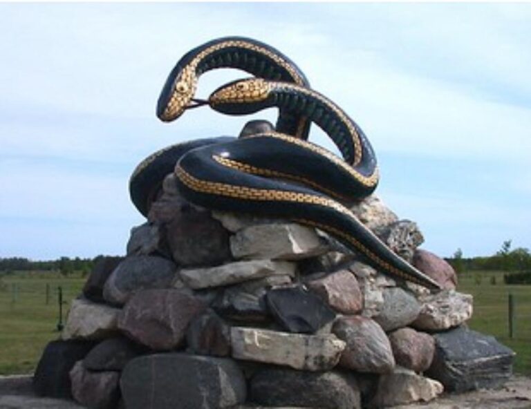 Snake statue Narcisse 768x592