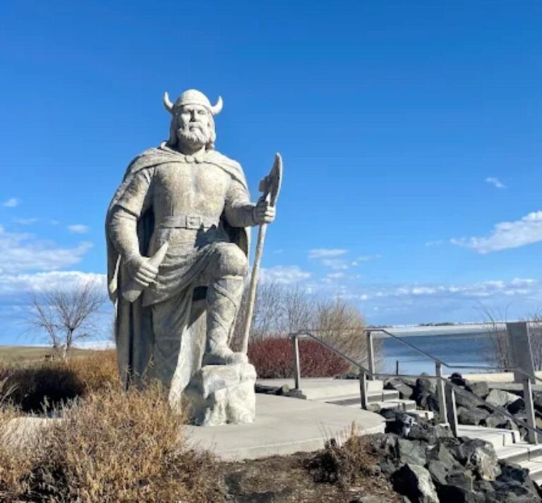 Viking statue Gimili 768x713